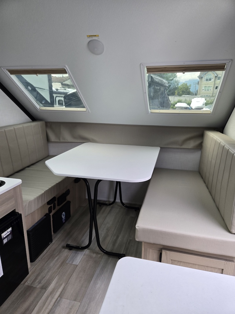 古ボヘミアグラス　キャンディーボックス　P41-2 Rockwood Hardside A122S Pop-Up Trailer - Squamish Motorsports