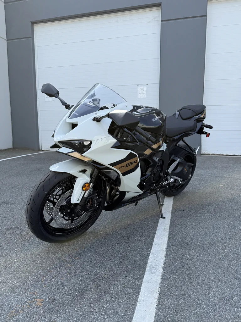 Kawasaki NINJA ZX-6R | Pearl White Metallic Black - Squamish
