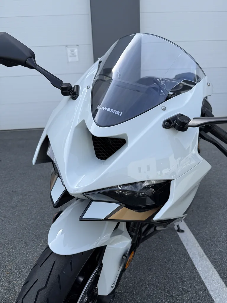 Kawasaki NINJA ZX-6R | Pearl White Metallic Black - Squamish