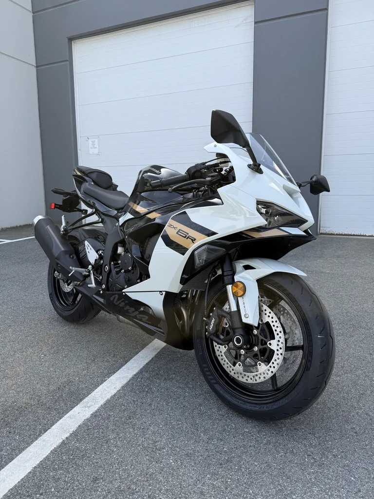 Kawasaki NINJA ZX-6R | Pearl White Metallic Black - Squamish