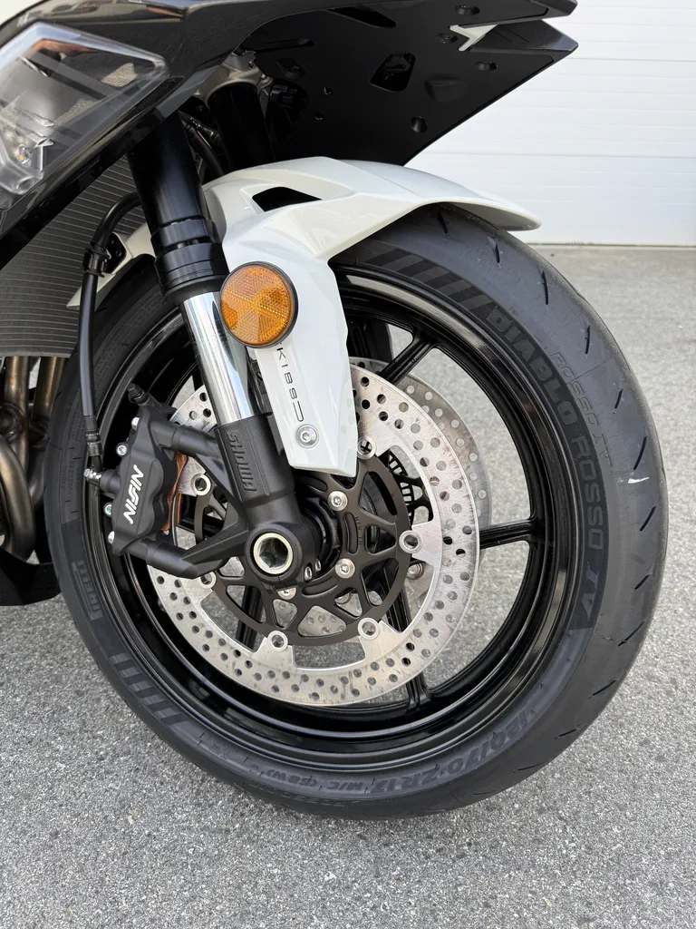 Kawasaki NINJA ZX-6R | Pearl White Metallic Black - Squamish